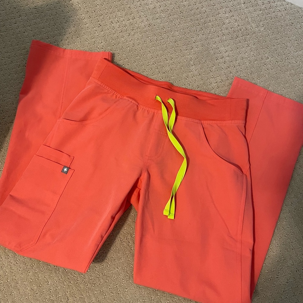 Koral Wear Figs petite Extra small Kade cargo bottoms in EXCELLENT condition